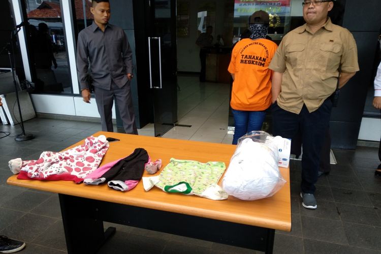 Polres Metro Bekasi Kota, Senin (5/2/2018), menetapkan SK, ibunda balita WW, sebagai tersangka dalam kasus dugaan penganiayaan yang menyebabkan kematian WW. 
