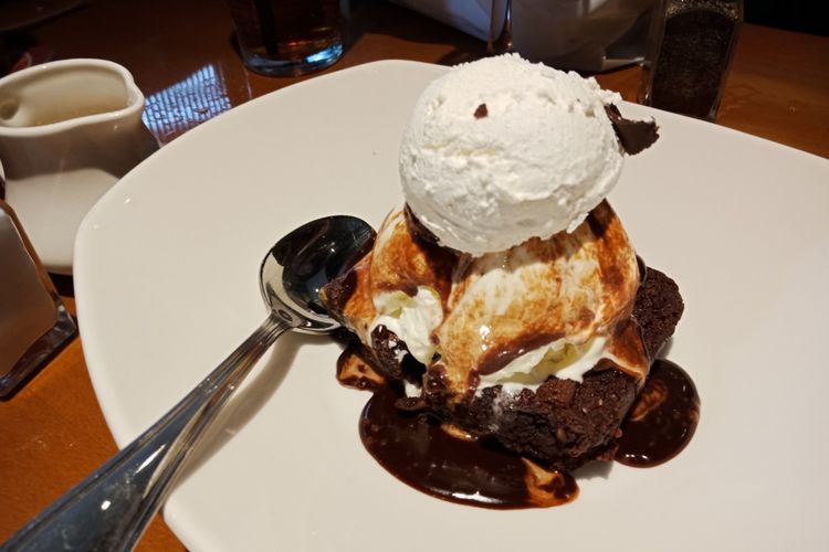 Dessert Ice Cream Chocolava di Outback Steakhouse, yang telah membuka gerai barunya di Pasaraya Blok M, pada Rabu (14/3/2018).