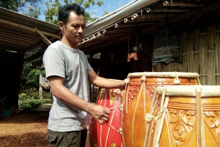 Maman Hadi Darmanto (45), warga Dusun Jatiteken, Desa Laban, Kecamatan Mojolaban, Kabupaten Sukoharjo, Jawa Tengah menunjukkan hasil karya kendangnya.