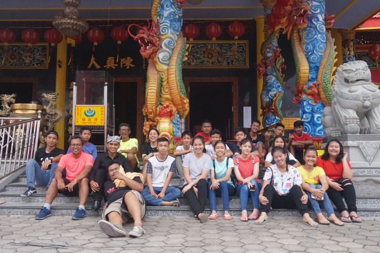 Seluruh tim dan pemain film pendek Pelangi Tak Pernah Satu Warna foto bersama di Klenteng Hoo Tong Bio Banyuwangi.