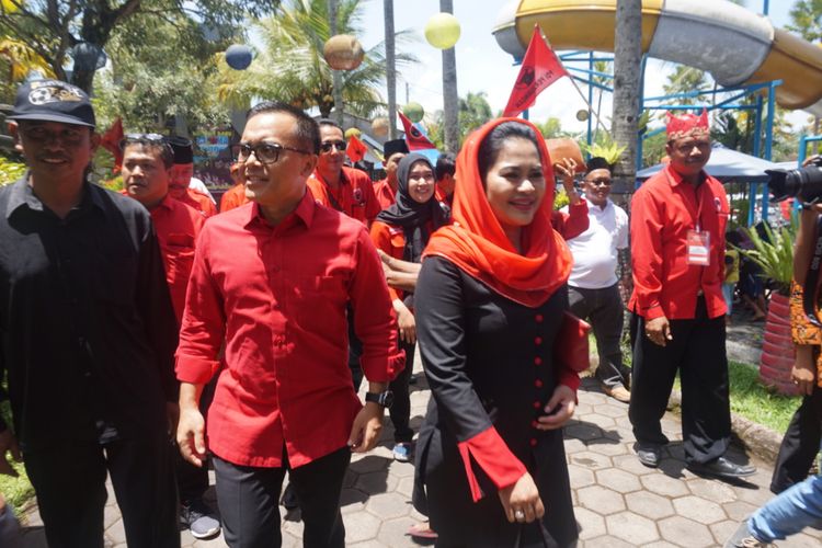 Anas dan Puti saat kampanye jelang Pilkada Jawa Timur di Kecamatan Glenmore, Kabupaten Banyuwangi, Senin (26/3/2018).