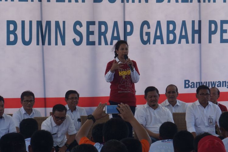Menteri Rini saat berkunjung ke panen Raya di Pondok Nongko Kecamatan Kabat Jumat (6/4/2018)