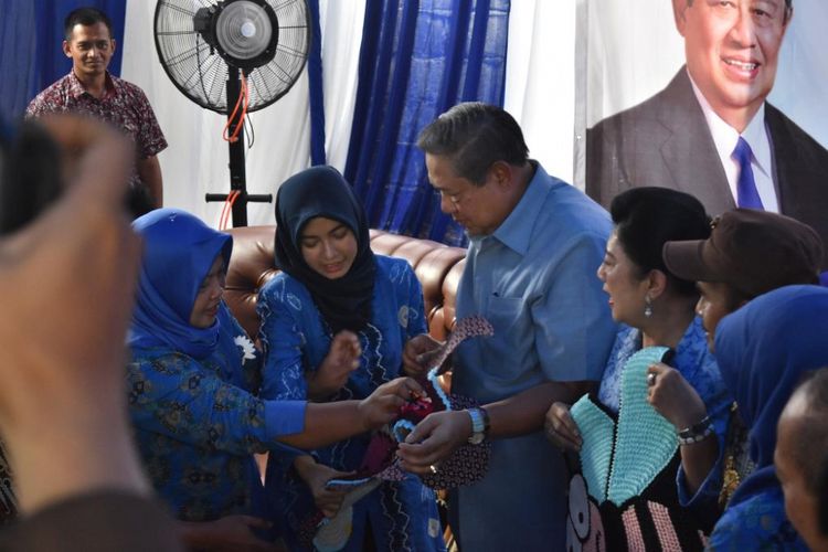 Hari kedua rangkaian SBY Tour Jawa Tengah di Kabupaten Semarang, Kamis (12/4/2018). Presiden ke-6 Republik Indonesia ini mengunjungi sentra kerajinan pembuatan keset di desa Wonoyoso, Kecamatan Pringapus.