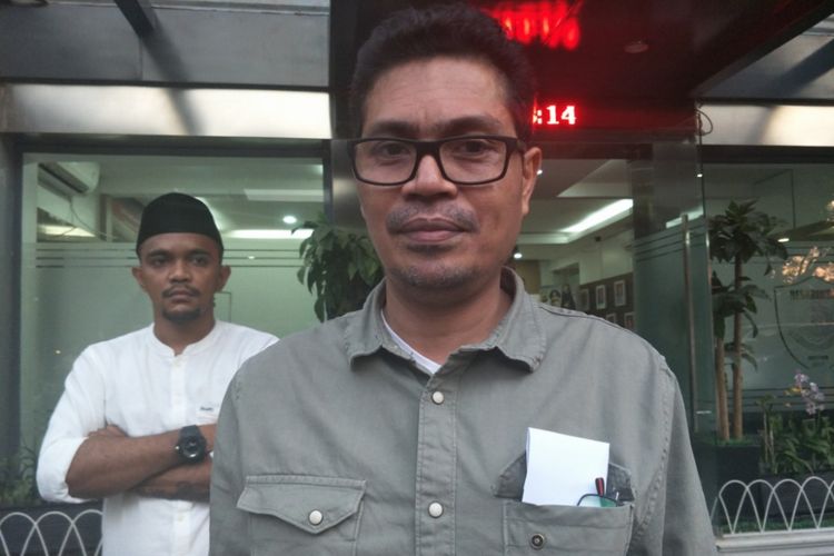 Aktifis sekaligus mantan anggota Presidium 212 Faizal Assegaf usai melaporkan empat tokoh PKS ke Polda Metro Jaya, Senin (21/5/2018).