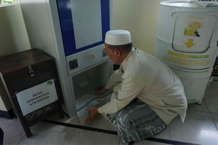 Masjid Raya Bintaro, Tangerang Selatan menyediakan sebuah mesin ATM beras yang diperuntukan untuk kaum dhuafa, Senin (28/5/2018).