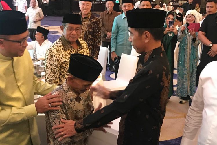 Presiden Joko Widodo bersalaman dengan Jubaidi, tukang sampah asal Yogyakarta di Hotel Raffles, Kuningan, Jakarta Selatan, Senin (4/6/2018).