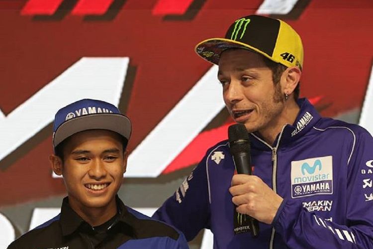 Pebalap Indonesia Galang Hendra (kiri) dan legenda hidup MotoGP, Valentino Rossi.