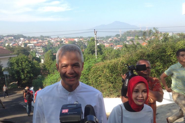 Calon Gubernur Jateng Ganjar Pranowo bersama istrinya Siti Atiqoh mencoblos di TPS 02 Gajahmungkur, Rabu (27/6/2018)