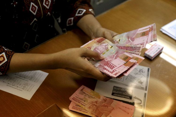 Petugas menghitung pecahan Rupiah di salah satu gerai penukaran mata uang di Kwitang, Jakarta, Jumat (29/6/2018). Nilai tukar rupiah terhadap dollar AS pada perdagangan Jumat (29/6/2018) siang berada pada level Rp 14.360.