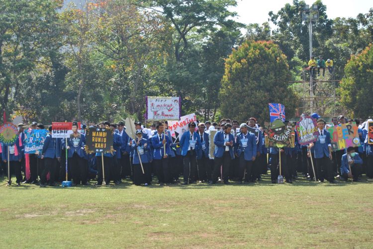 Para Mahasiswa Baru ITS 2018 sedang mengikuti rangkaian acara Gerigi (17/8/2018)