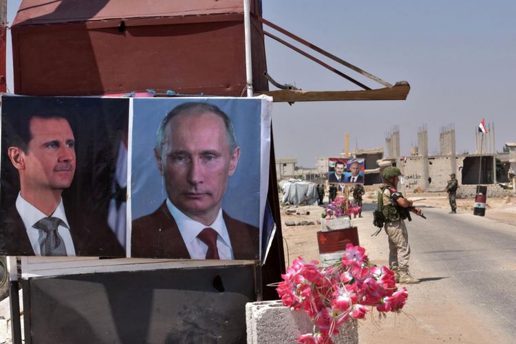 Sebuah foto memperlihatkan Presiden Suriah Bashar al-Assad (kiri) dan Presiden Rusia Vladimir Putin di persimpangan Abu al-Duhur, Provinsi Idlib, Suriah, Senin (20/8/2018). Sejak intervensi Rusia di 2015, pemerintahan Assad diklaim telah mengambil 1.400 daerah sejak pecah konflik di 2011.