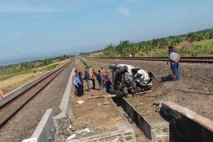 Mobil dinas wakil ketua DPRD Kendal yang tertabrak Kereta Api, Selasa (4/9/2018). 