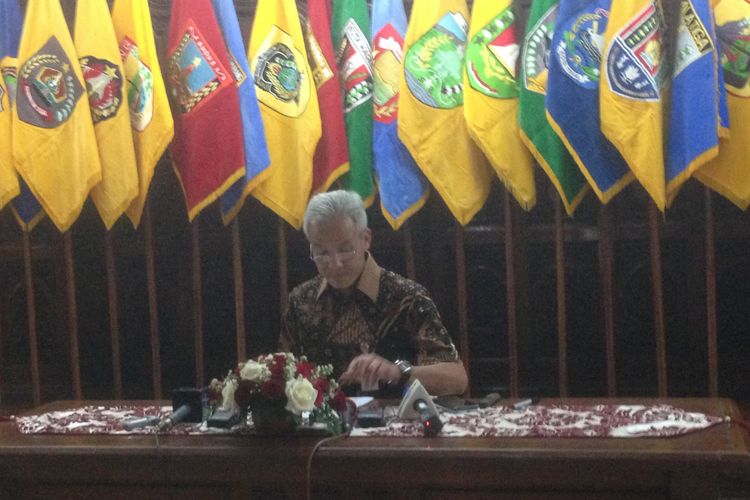 Gubernur Jawa Tengah Ganjar Pranowo menggelar konferensi pers di hari pertama kerja memimpin Jateng, Kamis (6/9/2018).