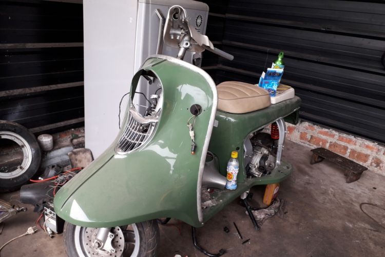 Skuter klasik Fuji Rabbit milik Dodit Redjasa yang sedang direstorasi di bengkel Arayata Garage, Lebak Bulus, Jakarta Selatan, Selasa (18/9/2018). Meski bodi masih asli, mesin motor ini sudah diganti dengan mesin milik Piaggio Zip.
