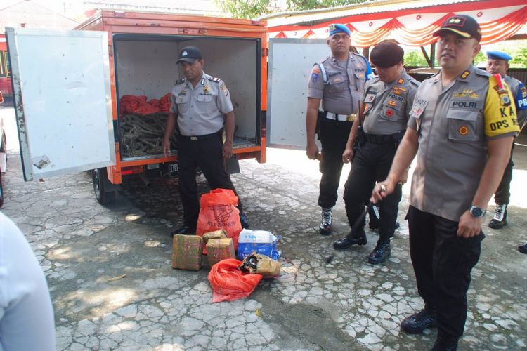 Aparat Polsek Pelabuhan Ambon menggagalkan penyelundupan 100 kg batu cinabar yang diabwa mobol box PT Pos Ambon ke Pelabuhan Yos Sudarso Ambon, Rabu (19/9/2018) 