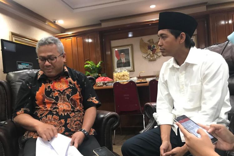 Ketua Komisi Pemilihan Umum (KPU) RI Arief Budiman dan Sekretaris Jenderal PSI Raja Juli Antoni, di Kantor KPU RI, Jakarta Pusat, Jumat (19/10/2018). 