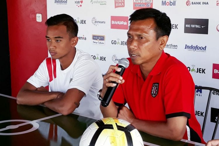 Pelatih Bali United Widodo C. Putra (baju merah) saat menberikan keterangan pers jelang laga menghadapi Persebaya 