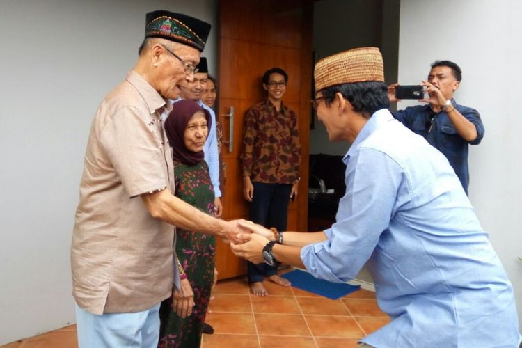 Calon Wakil Presiden nomor urut 2 Sandiaga Uno saat bersamaan dengan Buya Syafii Maarif 