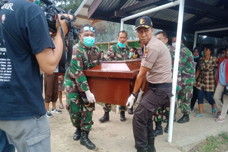 Aparat TNI dan Polri mengevakuasi jenazah Matius Palinggi dari RSUD Wamena menuju Kodim 1702/Wamena