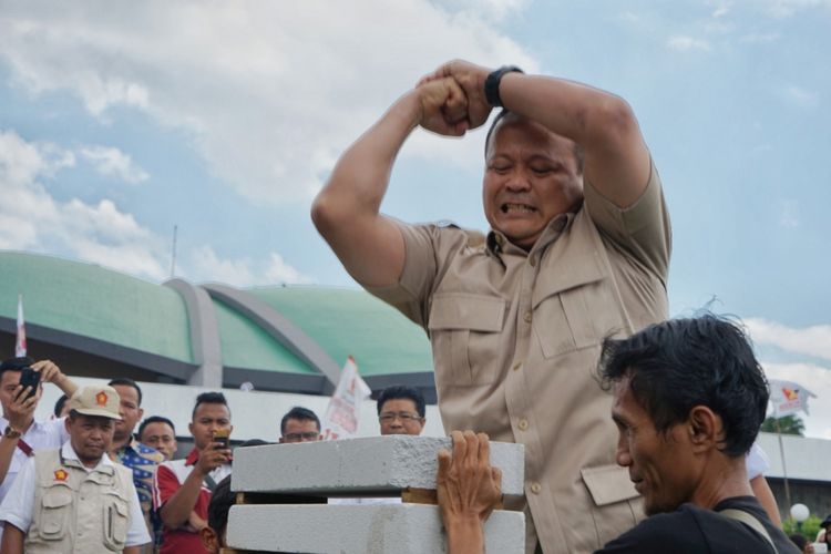 Ketua Fraksi Gerindra di DPR Edhy Prabowo menunjukkan keahliannya dalam olahraga pencak silat saat perayaan ulang tahun ke 11 Partai Gerindra di Kompleks Parlemen Senayan, Jakarta, Senin (11/2/2019).