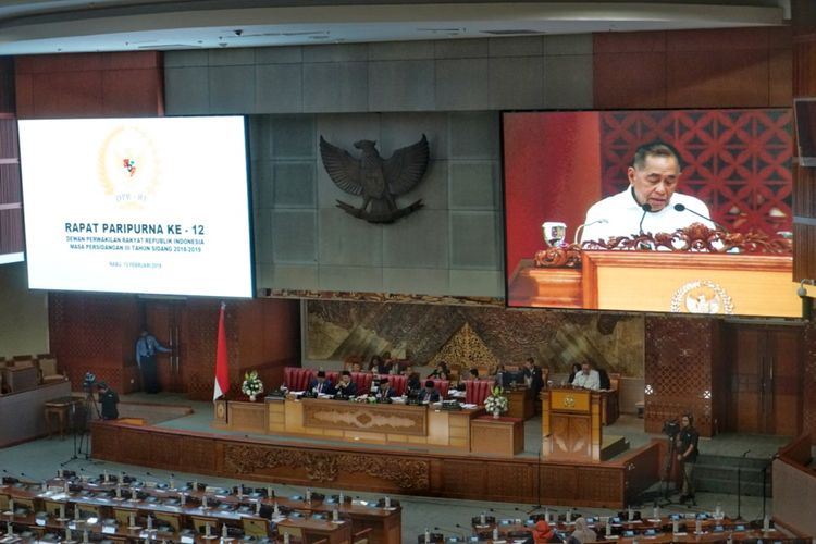 Menteri Pertahanan Ryamizard Ryacudu saat memberikan tanggapan akhir pemerintah dalam Rapat Paripurna Ke-12 Masa Persidangan III di Kompleks Parlemen, Senayan, Jakarta, Rabu (13/2/2019).