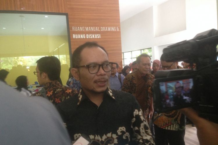Menteri Tenaga Kerja M Hanif Dhakiri seusai meresmikan sejumlah bangunan gedung baru milik Balai Besar Pengembangan Latihan Kerja (BBPLK) Semarang, Selasa (26/2/2019). 