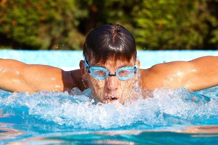 Berenang dengan kacamata renang