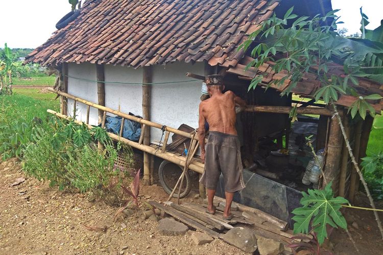 Supali (86) kakek renta yang tinggal di gubuk reyot hampir roboh di tengah sawah di Kabupaten Ngawi Jawa Timur. Supali mengaku hanya pasrah di tengah kehidupannya yang lara.