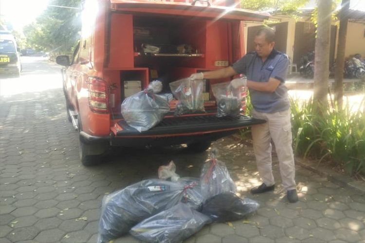 Polisi mengamankan barang bukti dari lokasi penemuan potongan tubuh di Mapolres Banyumas, Jawa Tengah, Sabtu (13/7/2019).