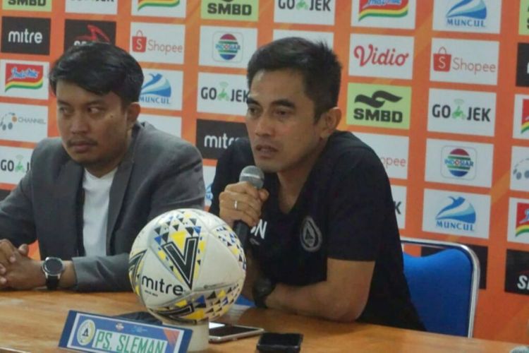 Pelatih PSS Sleman Seto Nurdiyantara saat jumpa pers usai laga melawan Bhayangkara FC. Laga antara PSS Sleman melawan Bhayangkara FC berakhir imbang dengan skor 1-1