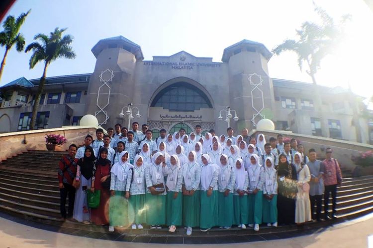 Puluhan siswa SMA Sukma Lhokseumawe berfoto di depan kampus International Islamic University Malaysia, Sabtu (27/4/2019)