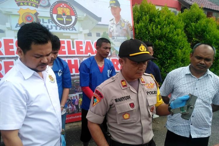 Kepala Bagian Operasi AKP Iswahyudi dan Kasat Reskrim Iptu Rezki Kholiddiansyah, memperlihatkan barang bukti dan tersangka dalam kasus rusuh Rutan Lhoksukon, di Mapolres Aceh Utara, Selasa (25/6/2019) sore.