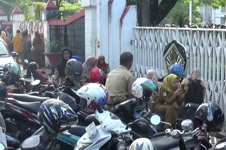 Puluhan Aparat Sipil Negara (ASN) di Kabupaten Gowa, Sulawesi Selatan, ditutupin pagar kantor lantaran telat datang di hari pertama kerja. Senin, (10/6/2019).