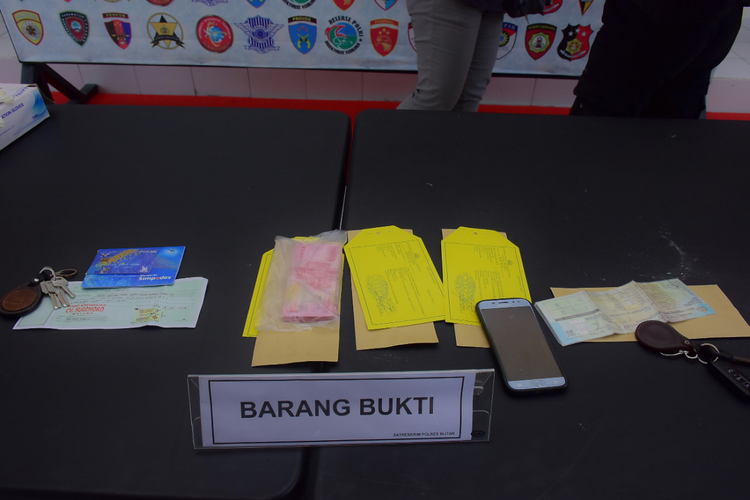 Barang bukti penipuan rekrutmen CPNS yang diungkap Polres Blitar Kabupaten, Jawa Timur.