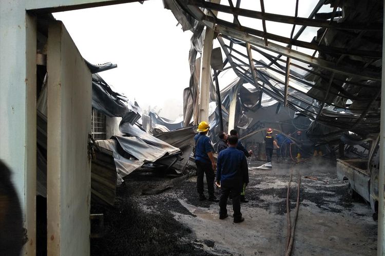 Petugas kebakaran memantau puing-puing pabrik busa di Dusun Dua A, Desa Manunggal, Kecamatan Medan Labuhan, Deli Serdang, Selasa pagi (9/7/2019).
