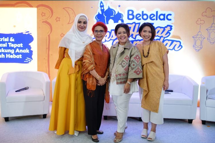 Dari kiri ke kanan: Aktris Shireen Sungkar, Prof.Dr.Saptawati Bardosono, Roslina Verauli, dan Deska Hapsari Nugrahaini, dalam acara diskusi yang diadakan Bebelac di Jakarta (16/5/2019).