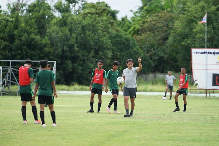 Pelatih timnas U-18 Indoensia, Bima Sakti, memimpin sesi latihan. 