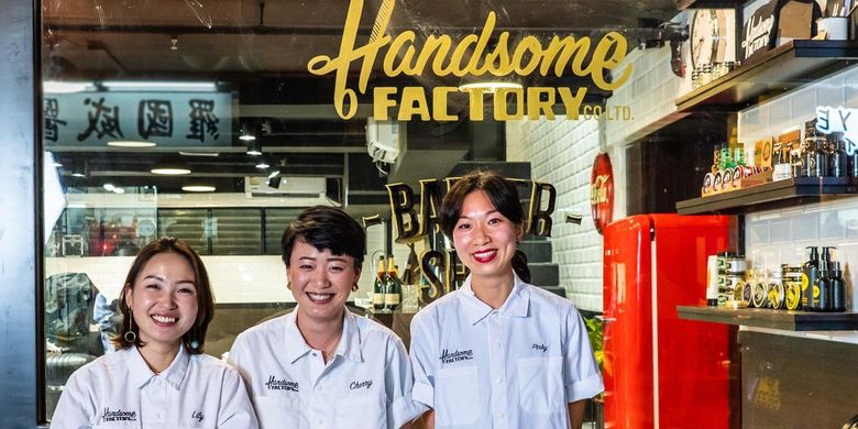 Dari kiri: Zhai, Chung, and Wallace di depan Handsome Factory Barber Shop