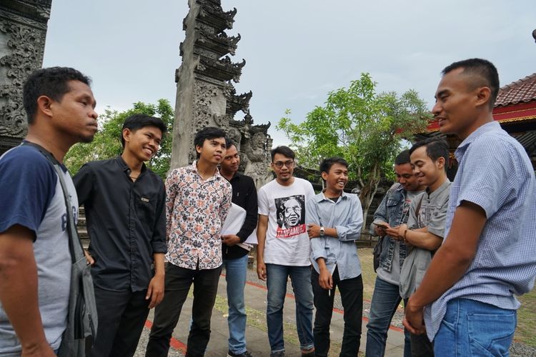 Jaringan Gusdurian Banten berkunjung ke Pura Eka Wira Anantha, di Kompleks Grup 1 Kopassus, Serang, Banten, Minggu (10/3/2019). Dalam kesempatan itu sejumlah anggota komunitas menggelar dialog dengan Ketua Pemuda Pura Eka Wira Anantha sekaligus Ketua Dharma Taruna Banten, I Gusti Ngurah Yoga.