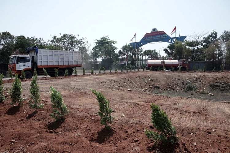 PT Karya Citra Nusantara menghijaukan jalur kendaraaan bermotor di kawasan Pelabuhan Marunda dengan menanam pohon jenis tertentu.