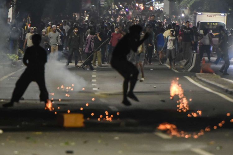 Massa melakukan perlawanan ke arah petugas di depan kantor Bawaslu di kawasan Thamrin, Jakarta, Selasa (21/5/2019).