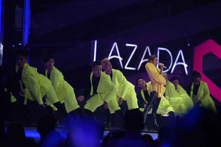 Agnez Mo pada acara Lazada Super Party di ICE, BSD, Selasa (26/3/2019)