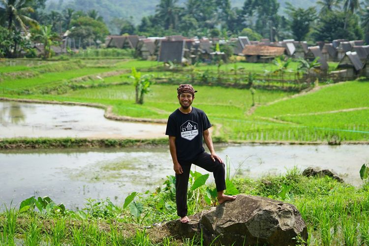 Kepala Desa (Jaro) Warungbanten, Ruhandi, berfoto dengan latar pemandangan sawah dan permukiman warga di desanya. Foto diambil pada Senin (22/6/2020). Warungbanten adalah salah satu desa di Kabupaten Lebak, Banten.