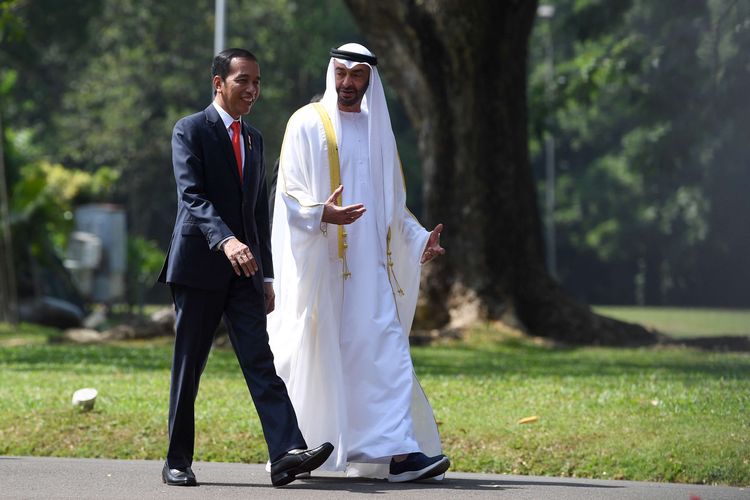 Presiden Joko Widodo (kiri) berbincang dengan Putra Mahkota Abu Dhabi/Wakil Panglima Tertinggi Angkatan Bersenjata Persatuan Emirat Arab Sheikh Mohamed Bin Zayed Al Nahyan (kanan) saat menerima kunjungan kenegaraan di Istana Bogor, Jawa Barat, Rabu (24/7/2019).