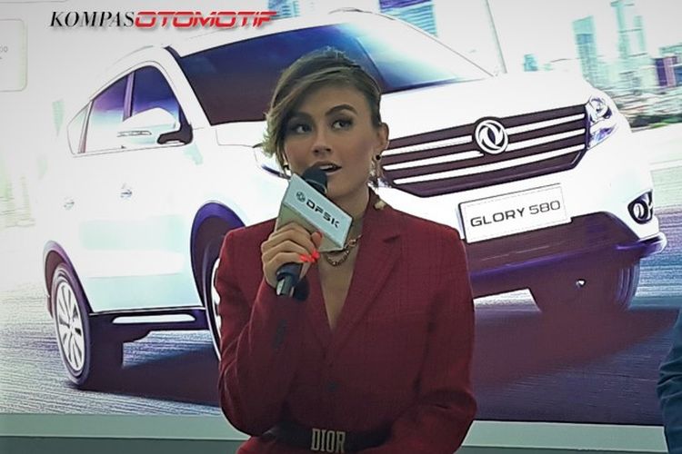 Agnez Mo di booth DFSK Telkomsel IIMS 2019