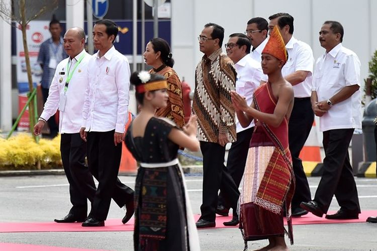 Presiden Joko Widodo (kedua kiri) didampingi Bupati Tapanuli Utara Nixon Nababan (kiri), Menteri BUMN Rini Sumarno (ketiga kiri), Menteri Perhubungan Budi Karya Sumadi (tengah), Menko bidang Kemaritiman Luhut Panjaitan (kelima kanan), Menteri Pariwisata Arief Yahya (keempat kanan), Dirut Angkasa Pura II Muhammad Awaluddin (kedua kanan), dan Gubernur Sumatera Utara Tengku Erry Nuradi (keenam kanan) meninjau fasilitas Terminal Bandara Internasional Silangit di Siborong-Borong, Tapanuli Utara, Sumatera Utara, Jumat (24/11). Presiden berharap dibukanya Terminal Bandara Internasional Silangit menjadi pintu masuk bagi wisatawan mancanegara untuk menikmati keindahan Danau Toba. 