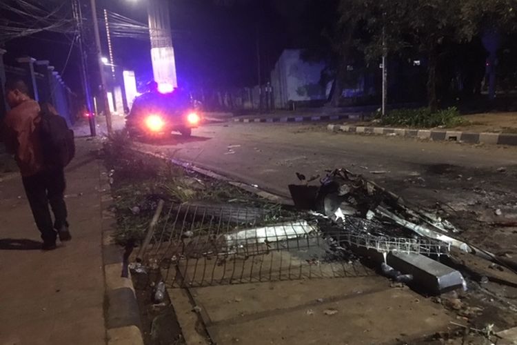 Kondisi Jl Gelora alias jalan di belakang kompleks parlemen, Rabu (25/9/2019) dini hari. Jalanan ini menjadi salah satu lokasi ricuh demo mahasiswa pada Selasa (24/9/2019) yang berakhir ricuh hingga Rabu dini hari.