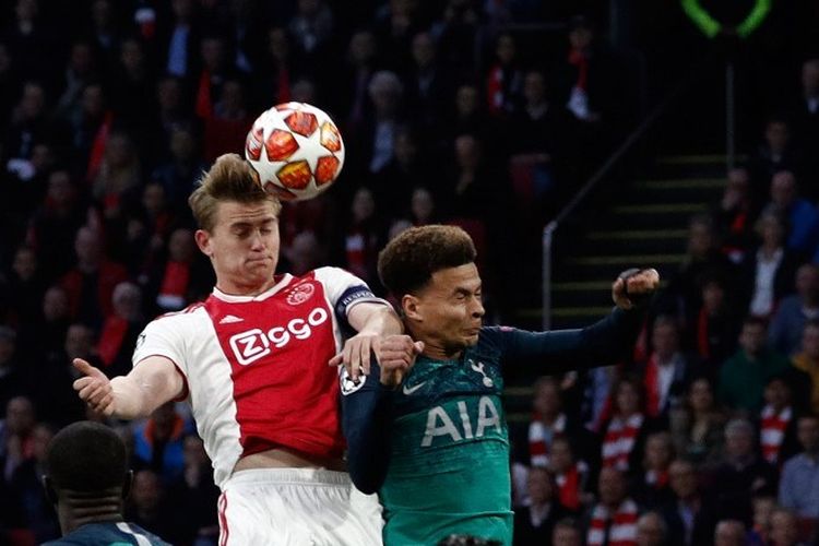 Duel udara terjadi antara Matthijs de Ligt dan Dele Alli pada pertandingan Ajax Amsterdam vs Tottenham Hotspur di Johan Cruijff Arena, 8 Mei 2019. 