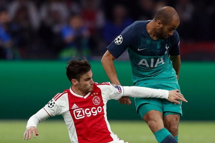 Lucas Moura mencoba melewati hadangan pemain lawan pada pertandingan Ajax Amsterdam vs Tottenham Hotspur di Johan Cruijff Arena, 8 Mei 2019.