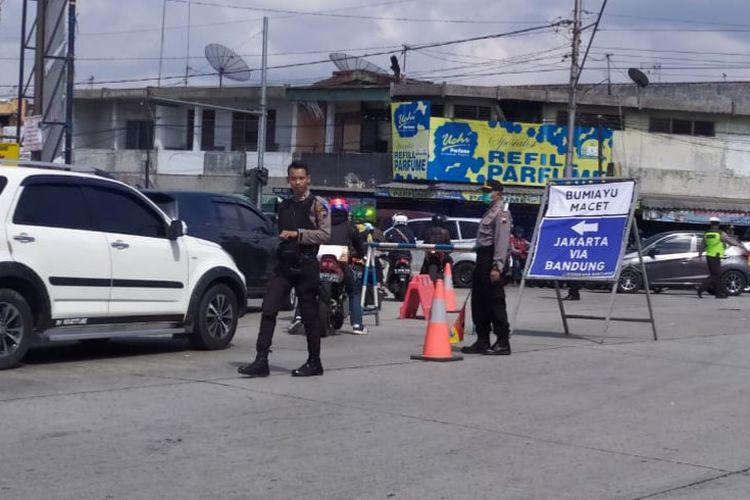 Papan berita jalan terpasang di simpang Ajibarang, Banyumas, Jawa Tengah.